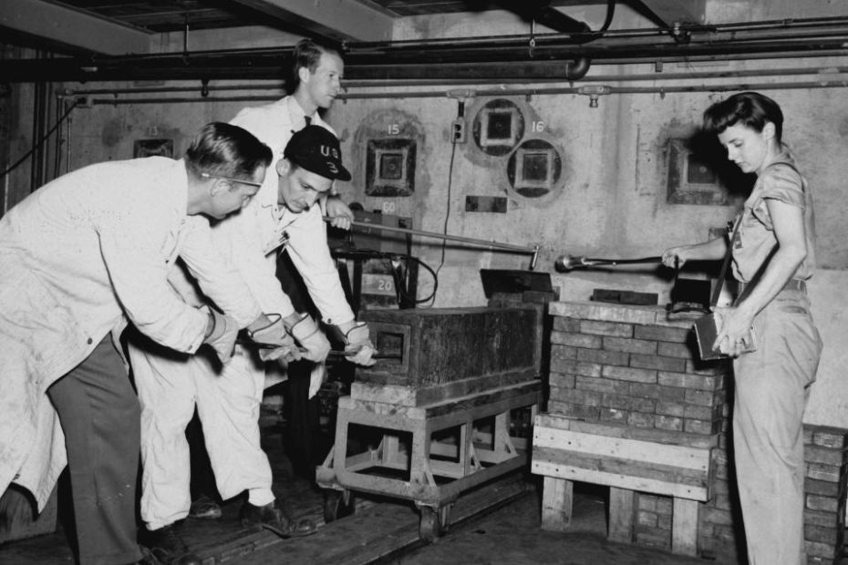 Tehničari rade s radioaktivnim materijalom iza betonske zaštite u Oak Ridgeu 1950. godine